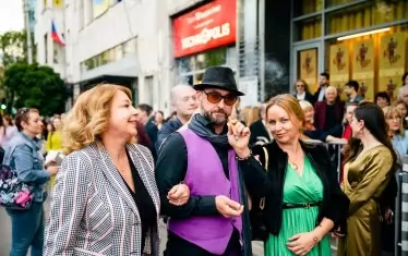 Председателят на "Академия Аскеер" посреща гостите на миналогодишната церемония.