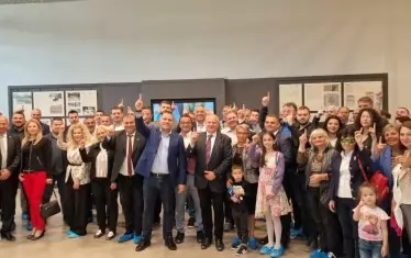  Цялото ИТН в... сини калцуни.