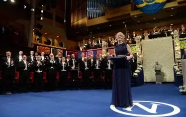 Джени Мънро приема Нобеловата награда през 2013 г. от името на майка си, която тогава е на 82 години.