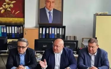  А портретът от стената...