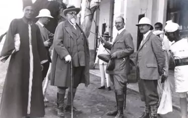 Иван Буреш е до цар Фердинанд I (с бастуна).