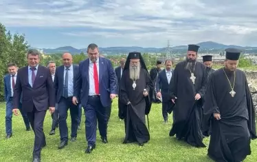 Пеевски се е срещнал с Пловдивския митрополит Николай. От пресцентъра на ДПС енигматично обявиха, че Николай "благодари за това, че всичко, което висшият клир поиска като подкрепа от държавата при срещата в Светия Синод в края на миналата година с лидера на ДПС, вече е изпълнено".