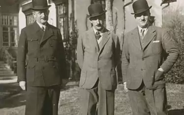 Тук Буреш (вляво) е с цар Борис III (в средата) в Кричим.