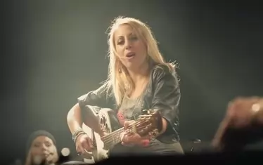  Рок-дамата Марияна Добрева ще се присъедини към поетите с китара в Бургас.