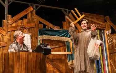  Алекс в ролята на Лудия. 