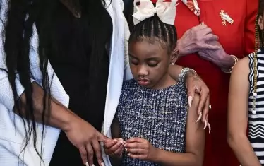 Дъщерята на Флойд - Джана, държи ръката на майка си Рокси Уошингтън по време на събитие в памет на баща й.