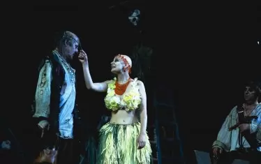  Красивите жени са обичаен антураж на морските вълци.