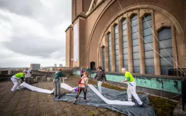  Художникът Диан Костов (вдясно) ръководи монтажните работи.