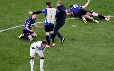 Футболистите на "Аталанта" ликуват след най-големия си успех в историята на клуба, докато тези на "Байер" (в бяло) стоят като попарени след края на финалния мач в Дъблин.