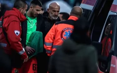 Удареният в главата Дамян Христов (в зелено) е придружен от парамедик и отговорника за вратарите в "Лудогорец" Здравко Здравков (с черно) при качването му в линейката на почивката на финала.