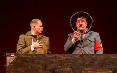  Зад героите могат да се разпознаят реални исторически личности