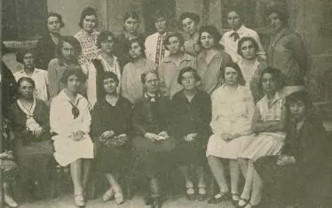 Елизабет Кларк (на преден ред в средата) в Американското педагогическо училище.