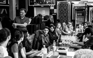  Ованес Торосян, Милена Ерменкова и друглите млади сили на трупата слушат първите указания на режисьора.