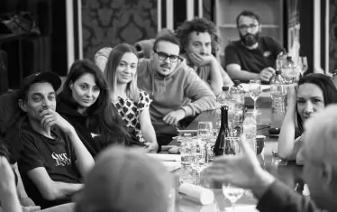  Ованес Торосян, Милена Ерменкова и друглите млади сили на трупата слушат първите указания на режисьора. 