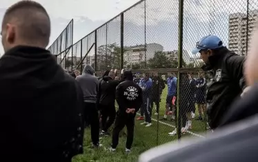 Фенове на "Левски" искат обяснение по време на днешното занимание от треньора Николай Костов и футболистите за слабото представяне от началото на годината.