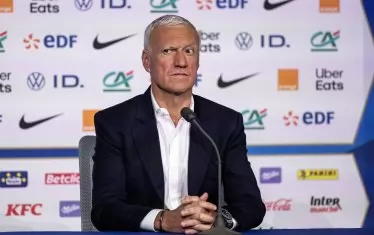 Селекционерът на "петлите" Дидие Дешан слуша с повишено внимание въпрос към него по време на пресконференцията, на която обяви избраниците си за Евро 2024.