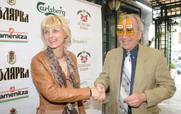 Тук Ивана Радомирова е с председателя на Бирената партия в България Георги Гълов.