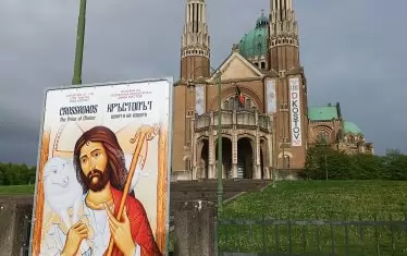  Някои от изображенията са модернистични, други - по-близки до православната иконописна школа.