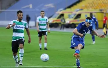 Бинтованият национал на "Левски" Марин Петков (вдясно) центрира покрай защитника на "Черно море" Цветомир Панов.