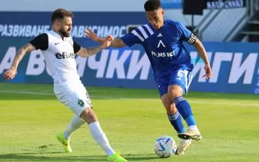 Националът Спас Делев (вляво) се опитва да спре пробив на капитана на "Левски" Цунами.