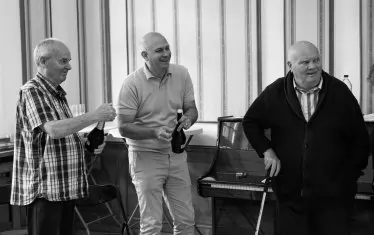 Директорът на трупата Васил Василев (в средата) поздравява Деклан Донелан и Ник Ормерод (вляво) на старта на съвместната работа.