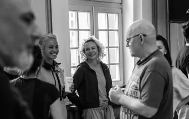 Радина Кърджилова (вляво) е пламенната Медея.