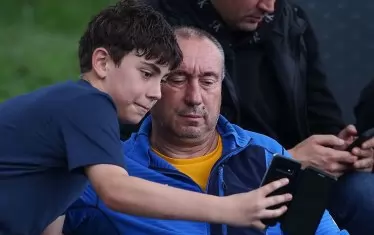 На трибуните на мача "Септември" (Сф) - "Черноморец" (Балчик) беше и треньорът на турския "Гьозтепе" Станимир Стоилов, който веднага прикова вниманието на зрителите.