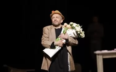 Мариус Куркински, отрупан с цветя след представяне на "Нашенец".