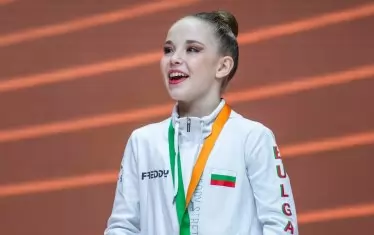 Стилияна Николова сияе на почетната стълбичка след награждаването си като абсолютна европейска шампионка.