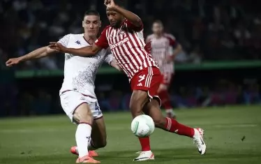 Героят за "Олимпиакос" Аюб Ел Кааби (вдясно) този път е изпреварен от защитника на "Фиорентина" Никола Миленкович, но успя да издебне момента си в 116-ата мин. и да хвърли в екстаз препълнените трибуни на ст. "Агия София".