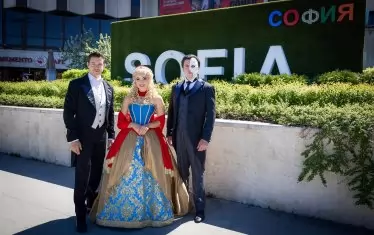 Актьорите в главите роли Надим Нааман, Джорджа Уилкинсън и Дъги Картър (Фантомът, Кристин и Раул) направиха до НДК фотосесия със сценичните костюми.