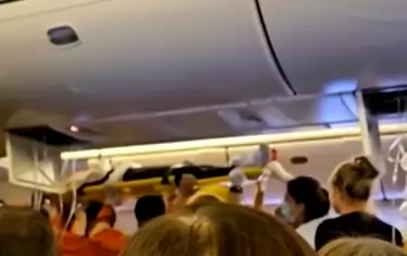  Лекари на летището в Банкок изнасят от самолета тялото на починалия пътник