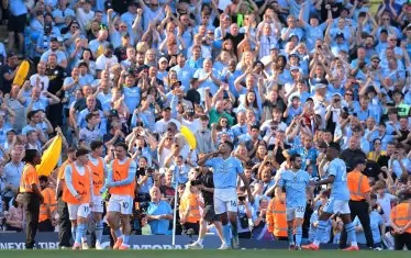 Публиката и футболистите на "Манчестър С" ликуват след гола на Родри (в средата) за 3:1 над "Уест Хем", предусещайки четвъртата поредна титла на Англия.