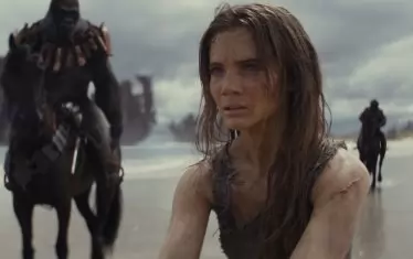 Фрея Алън демонстрира пронизително сини очи и поразително бездарие.