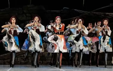  Красиви "разбойнички" помагат на бандитите.