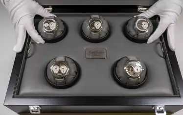 Пет от часовниците са произведени от рутений и се съхраняват в специална кутия.