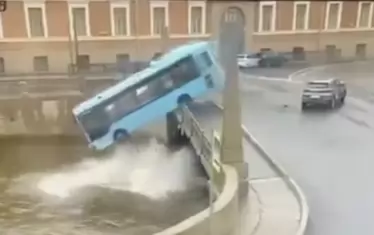 Автобус с 15 пътници връхлетя загадъчно в река в Санкт Петербург