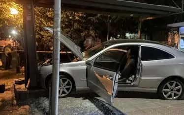 20-годишен шофьор се вряза в спирка във Варна и рани четирима души