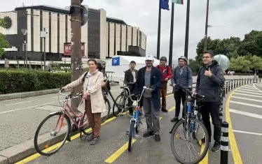  На близката велоалея са хората, които се придвижват в столицата с колело.  