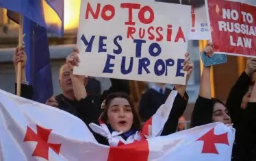 Не на Русия, Да на Европа, пише на протестни плакати.