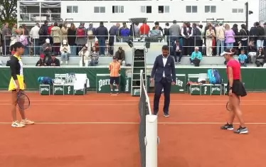 Виктория Томова (вдясно) и Уан Синю (вляво) по време на тегленето на жребия преди началото на мача им.