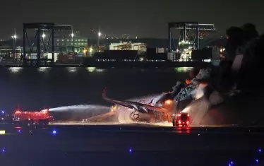 Няма как да не заговорим и за инцидента на летището в Токио от началото на тази година, при който екипажът на избухнал в пламъци ''Еърбъс'' на японските авиолинии евакуира почти 400 пътници за 90 секунди.