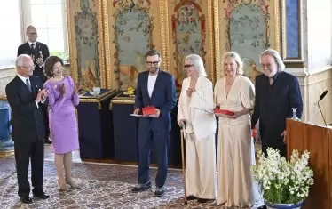 Шведският крал Карл XVI Густав ги удостои с ордена "Ваза", който не е връчван на техни сънародници от 1975 г.