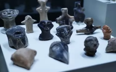  Антропоморфни керамични фигурки.