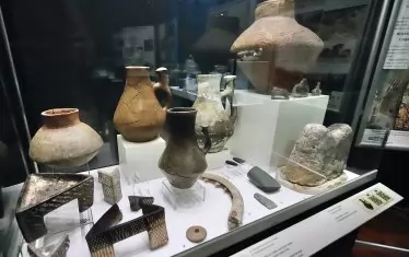  Експозицията представя над 530 експоната от Ранното средновековие до османския период.