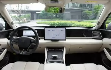 Интериорът в купето на BYD Qin L DM-i 