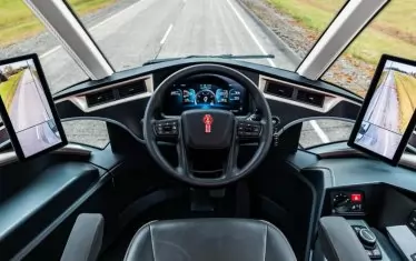 Кабината е централно разположена с панорамна гледка и големи монитори, предаващи изображения от камерите, които работят като странични огледала
