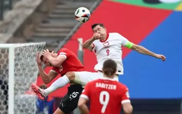 Роберт Левандовски опитва да засече с глава топката след центриране