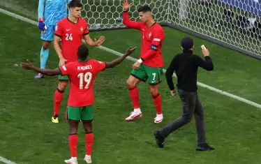 Роналдо нескрито недоволства от поредното нахлуване на терене - преди изпълнение на корнер от турците