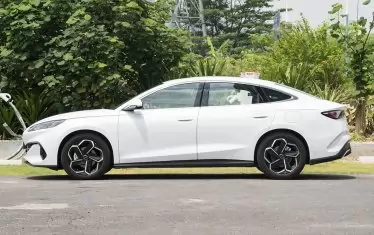 BYD Seal 06 DM-i - поглед отстрани